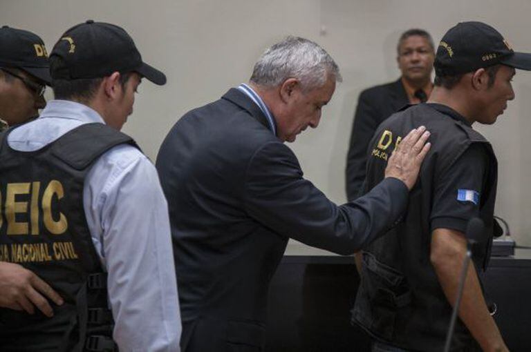 Presidente Otto Pérez Molina é escoltado para a prisão.
