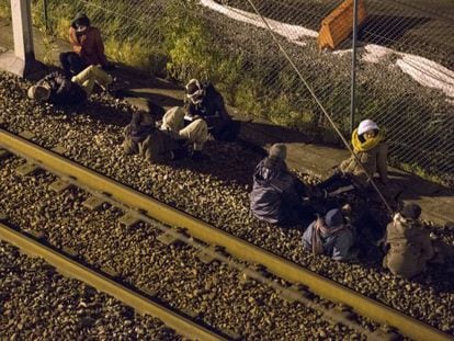 Grupo de migrantes perto do túnel de Calais, nesta quarta.