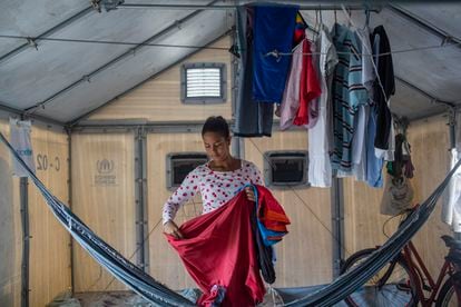 Stefanie é imigrante venezuelana e saiu de um abrigo em Boa Vista para trabalhar numa loja de vestuário em São Paulo. O processo de interiorização dos refugiados venezuelanos vivendo no Brasil é promovido pela Operação Acolhida.