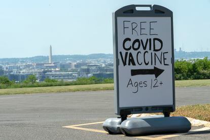 Cartaz em Washington que incentiva os norte-americanos a se vacinarem, em uma imagem de maio. 