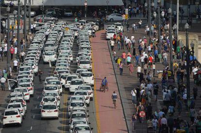 Taxistas param viaduto do Chá para protestar contra Uber.