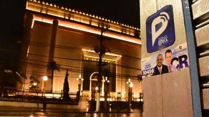 Propaganda eleitoral do candidato à Prefeitura de São Paulo do Republicanos, Celso Russomanno, junto a candidato a vereador em frente ao Templo de Salomão, da Universal, em São Paulo.