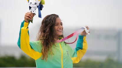 Rayssa Leal comemora a medalha de prata na categoria skate street feminino