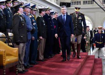 Macri caminha diante dos chefes militares.