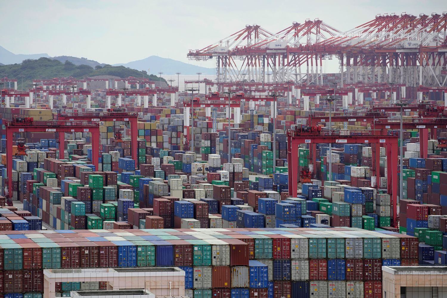 Centenas de contêineres de carga nesta segunda-feira no porto de Xangai.