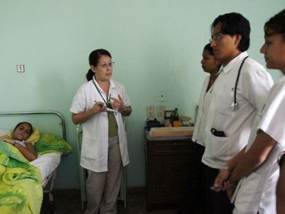 Uma médica conversa com estudantes de Medicina em Havana.