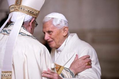 Francisco se reúne com o Bento XVI.