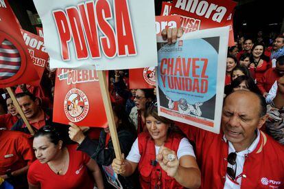 Partidários do ex-presidente venezuelano Hugo Chávez e trabalhadores de PDVSA em maio de 2011.