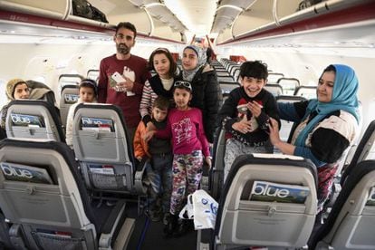 A outra face do tratamento dado aos refugiados. Imagem de uma parte do pequeno grupo de migrantes que viajaram da Grécia para Luxemburgo nesta quarta, como parte do programa europeu de redistribuição de 160.000 refugiados.