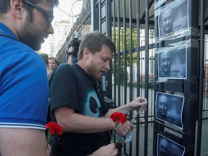 Ativistas fixam fotos de Babchenko na embaixada russa em Kiev.