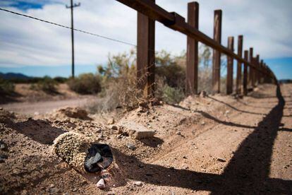 Pedaço de um resto de tapete utilizado por imigrantes para calçar os pés na fronteira com o México, em Lukeville (Arizona).