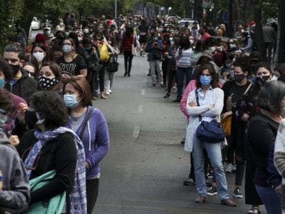Chilenos fazem fila para votar no plebiscito deste domingo, na capital Santiago.