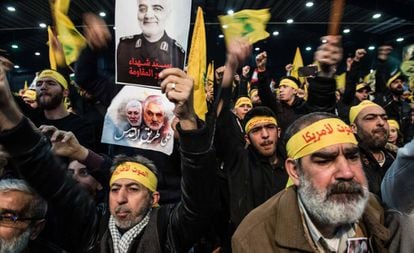 Simpatizantes do Hezbollah ouvem o discurso televisionado de Nasrallah, neste domingo, no bairro de Dahie, em Beirute.