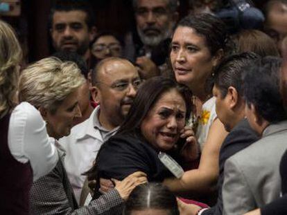 A deputada Carmen Medel recebeu a notícia do assassinato de sua filha de 22 anos durante uma sessão do Congresso
