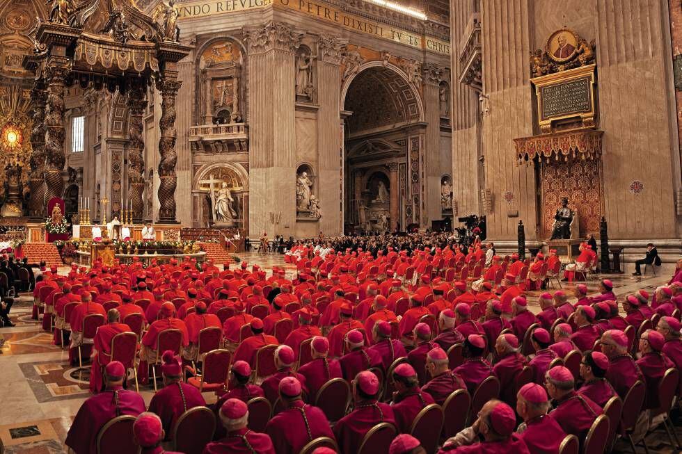 O colégio cardinalício e os bispos assistem o consistório de Francisco e a nomeação dos 17 novos príncipes da Igreja na basílica de São Pedro.