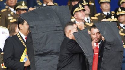 Os guarda-costas de Maduro o protegem durante o incidente de sábado em Caracas.