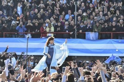 Cristina Fernández de Kirchner em comício em Buenos Aires.