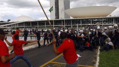 Manifestantes e policiais se enfrentam em Brasília.