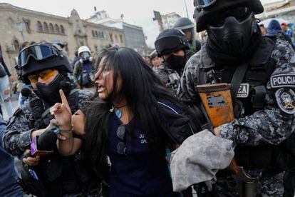 A polícia boliviana detém uma manifestante em La Paz em 21 de novembro.