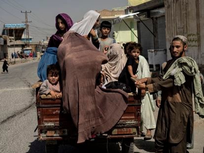 Uma família foge do seu bairro em Kandahar durante os combates entre o Talibã e o Exército, em 10 de agosto.