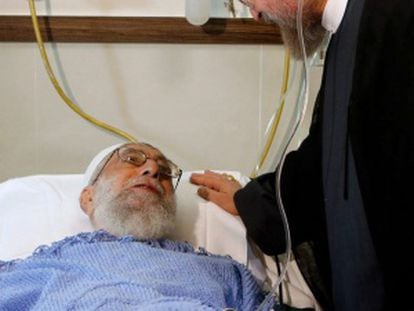 O presidente iraniano (direita) visita o aiatolá (esquerda) depois da operação.