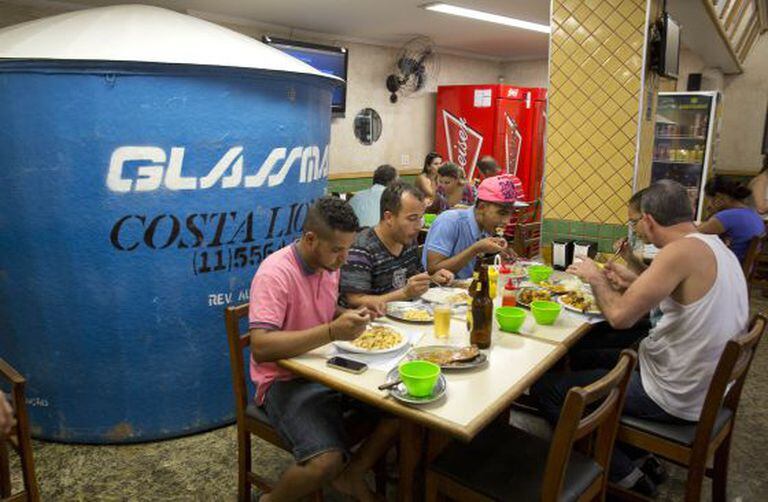 Clientes de restaurante de São Paulo dividem espaço com reservatório de água.