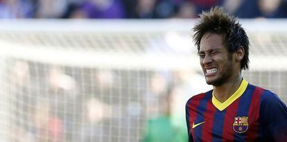 Neymar lamenta chance perdida no jogo.