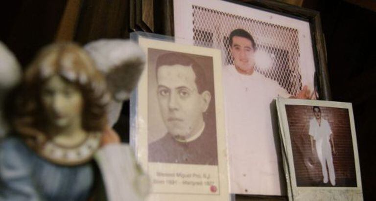 Um altar no México com imagens de Edgar Tamayo.