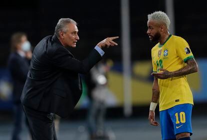 Tite dá instruções a Neymar na partida contra o Peru.