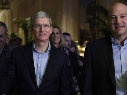 Tim Cook, executivo-chefe da Apple, com Gary Cohn (à direita), presidente e diretor de operações do Goldman Sachs, durante a conferência em San Francisco.
