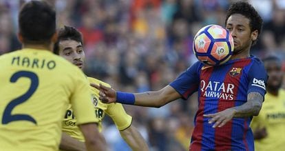 Neymar controla a bola diante do Villarreal.
