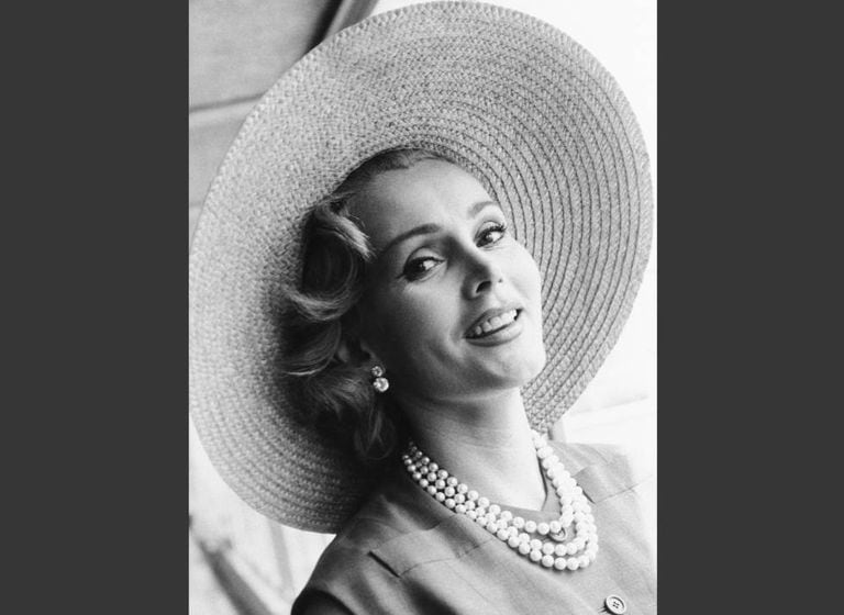 Zsa Zsa Gabor no aeroporto de Londres em 1955.
