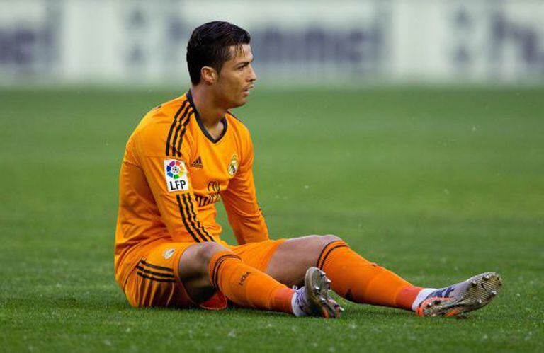 Cristiano, no chão, no início da partida.