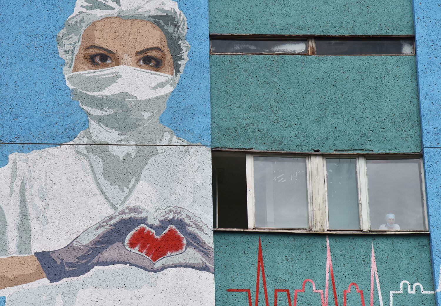 Parede de um hospital de Lviv, na Ucrânia, homenageia profissionais de saúde.
