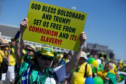 Apoiadora de Bolsonaro carrega cartaz que saúda também Trump no 7 de Setembro em Brasília.
