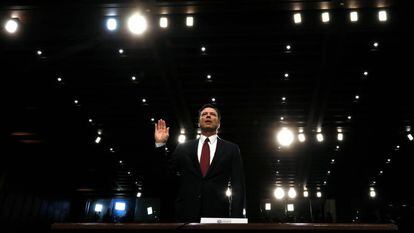 O ex-diretor do FBI, James Comey, presta juramento diante do Comitê de Inteligência do Senado.