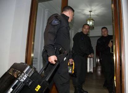A polícia faz buscas em dois apartamentos no prédio onde mora Cristina Kirchner