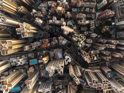 Fotografia aérea de edifícios comerciais e residenciais em Hong Kong.