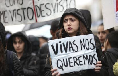 Mulher protesta contra os feminicídios na Argentina.