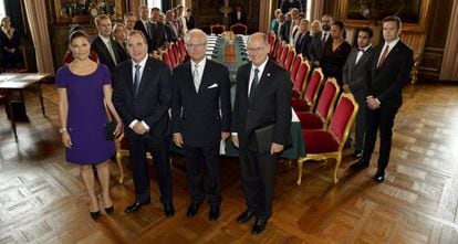 O rei sueco entre o primeiro-ministro (à esquerda), o presidente do Parlamento (à direita), sua herdeira e os novos representantes do Governo.