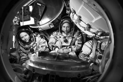 A atriz Yulia Peresild, o astronauta Anton Shkaplerov e o cineasta Klim Shipenko, a equipe que rodará o filme russo ‘O desafio’, o primeiro a ter cenas gravadas no espaço.