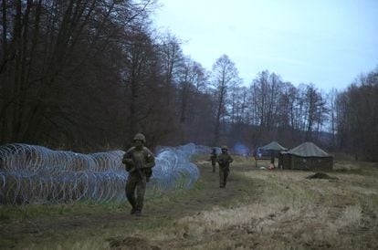 Soldados poloneses patrulham a fronteira com a Bielo-Rússia nesta quarta-feira, em uma foto distribuída pelo Ministério da Defesa.