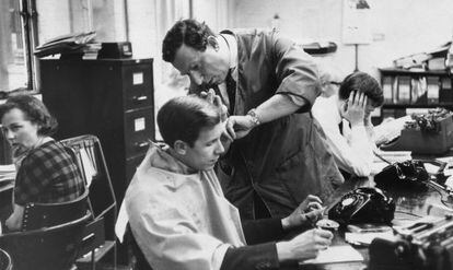 Montague Clifford era um barbeiro ambulante que, nos anos 60, barbeava trabalhadores como este, enquanto eles estavam no trabalho e fumavam. É um mito 'freelance'.
