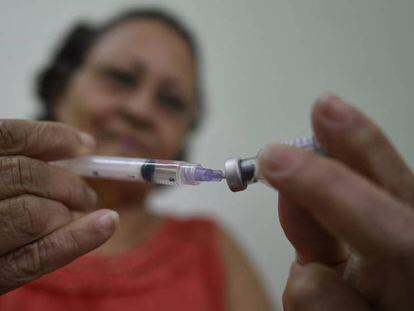Mulher prepara vacina da febre amarela em Caratinga, Minas Gerais.