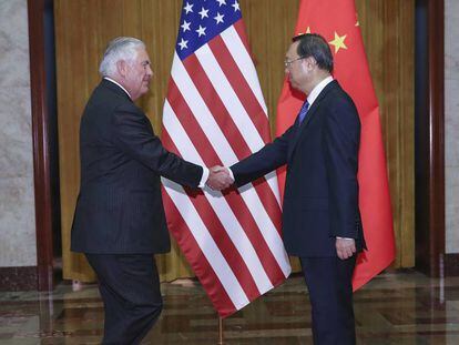 O secretário de Estado Rex Tillerson e o conselheiro de Estado da China, Yang Jiechi 