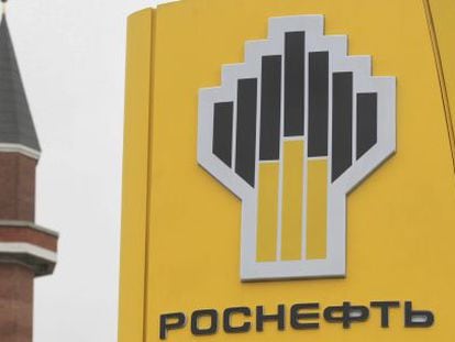 O logotipo de Rosneft, em uma gasolinera e um edifício de Moscú.
