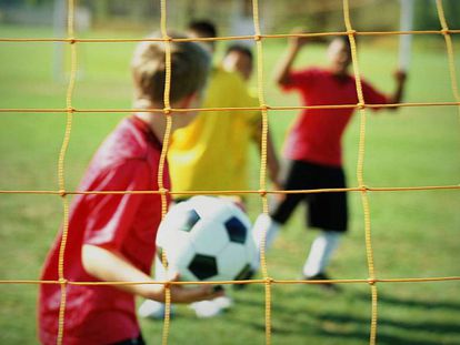 Crianças correm riscos durante processo de iniciação no esporte.