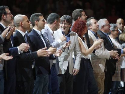O presidente da Generalitat, Carles Puigdemont (centro), participa do encontro de Coros Infantis da Catalunha no Palau Sant Jordi, de Barcelona.