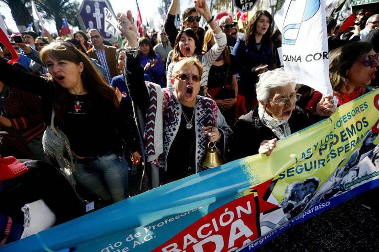 Chilenos protestam contra o sistema de pensões privadas em agosto do ano passado.