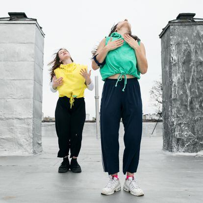 Duas bailarinas praticam uma coreografia para a rede social TikTok em abril de 2020.
